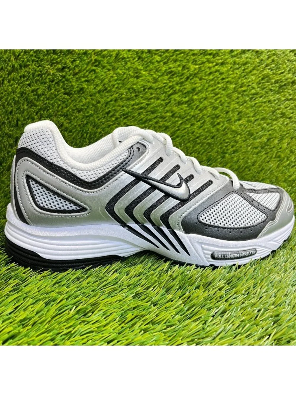 Nike Air Pegasus 2005 Mens Size 9 White Black Silver Running Shoes Sneakers